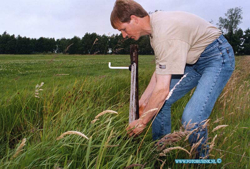 99062902.jpg - WLTO/WESTWEEK :NOORDELOS :29-06-1999T.J.SLOB AAN HET WERK AAN DE SLOOT KANT VOOR DE/HT SLOOTKANT PROJECTDeze digitale foto blijft eigendom van FOTOPERSBURO BUSINK. Wij hanteren de voorwaarden van het N.V.F. en N.V.J. Gebruik van deze foto impliceert dat u bekend bent  en akkoord gaat met deze voorwaarden bij publicatie.EB/ETIENNE BUSINK