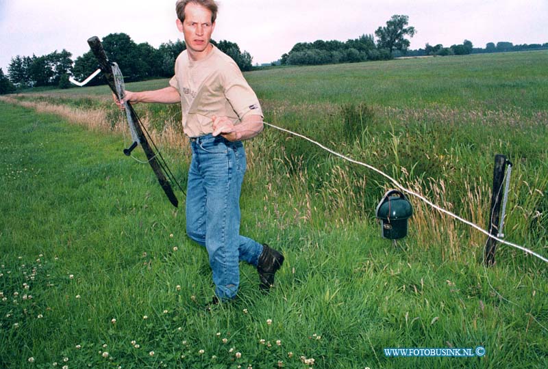 99062903.jpg - WLTO/WESTWEEK :NOORDELOS :29-06-1999T.J.SLOB AAN HET WERK AAN DE SLOOT KANT VOOR DE/HT SLOOTKANT PROJECTDeze digitale foto blijft eigendom van FOTOPERSBURO BUSINK. Wij hanteren de voorwaarden van het N.V.F. en N.V.J. Gebruik van deze foto impliceert dat u bekend bent  en akkoord gaat met deze voorwaarden bij publicatie.EB/ETIENNE BUSINK