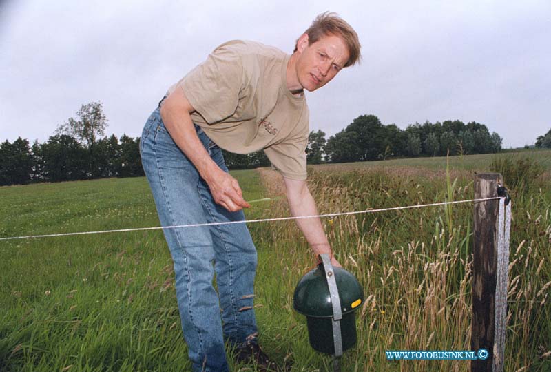 99062905.jpg - WLTO/WESTWEEK :NOORDELOS :29-06-1999T.J.SLOB AAN HET WERK AAN DE SLOOT KANT VOOR DE/HT SLOOTKANT PROJECTDeze digitale foto blijft eigendom van FOTOPERSBURO BUSINK. Wij hanteren de voorwaarden van het N.V.F. en N.V.J. Gebruik van deze foto impliceert dat u bekend bent  en akkoord gaat met deze voorwaarden bij publicatie.EB/ETIENNE BUSINK