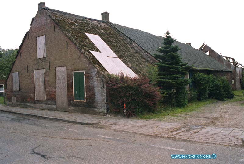 99062911.jpg - WLTO/WESTWEEK :Leerbroek:29-06-1999:nabij raadhuisplein recht van les leende 2-4 vervallen boederijDeze digitale foto blijft eigendom van FOTOPERSBURO BUSINK. Wij hanteren de voorwaarden van het N.V.F. en N.V.J. Gebruik van deze foto impliceert dat u bekend bent  en akkoord gaat met deze voorwaarden bij publicatie.EB/ETIENNE BUSINK