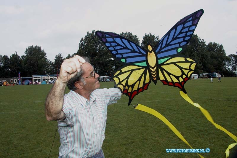 99070314.jpg - DE DORDTENAAR :Dordrecht:03-07-1999:sportpark schenkeldijk internationaal vliegeren voor de tweedemaal georganizeerdDeze digitale foto blijft eigendom van FOTOPERSBURO BUSINK. Wij hanteren de voorwaarden van het N.V.F. en N.V.J. Gebruik van deze foto impliceert dat u bekend bent  en akkoord gaat met deze voorwaarden bij publicatie.EB/ETIENNE BUSINK