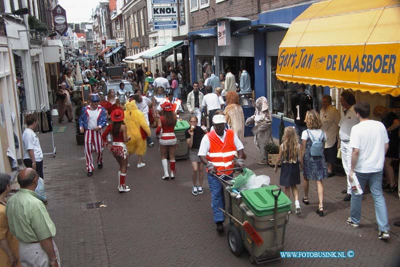 99070316.jpg - DE STEM VAN DORDT :Dordrecht:03-07-1999:vriesestraat dordrecht met winkelend publiekDeze digitale foto blijft eigendom van FOTOPERSBURO BUSINK. Wij hanteren de voorwaarden van het N.V.F. en N.V.J. Gebruik van deze foto impliceert dat u bekend bent  en akkoord gaat met deze voorwaarden bij publicatie.EB/ETIENNE BUSINK