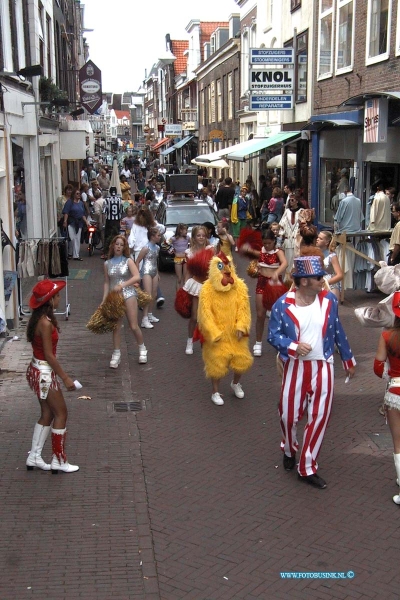 99070318.jpg - DE STEM VAN DORDT :Dordrecht:03-07-1999:vriesestraat dordrecht met winkelend publiekDeze digitale foto blijft eigendom van FOTOPERSBURO BUSINK. Wij hanteren de voorwaarden van het N.V.F. en N.V.J. Gebruik van deze foto impliceert dat u bekend bent  en akkoord gaat met deze voorwaarden bij publicatie.EB/ETIENNE BUSINK