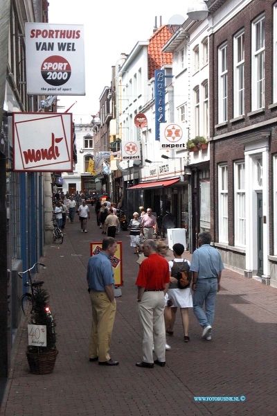 99070319.jpg - DE STEM VAN DORDT :Dordrecht:03-07-1999:vriesestraat dordrecht met winkelend publiekDeze digitale foto blijft eigendom van FOTOPERSBURO BUSINK. Wij hanteren de voorwaarden van het N.V.F. en N.V.J. Gebruik van deze foto impliceert dat u bekend bent  en akkoord gaat met deze voorwaarden bij publicatie.EB/ETIENNE BUSINK