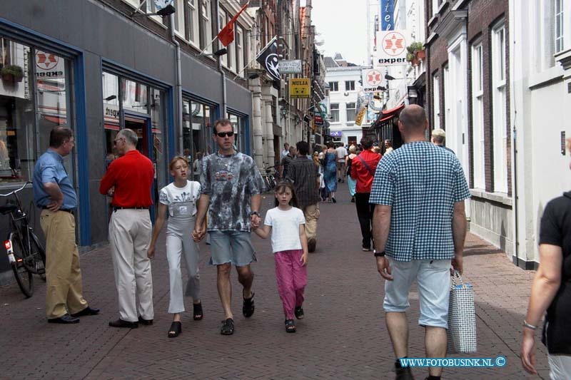 99070320.jpg - DE STEM VAN DORDT :Dordrecht:03-07-1999:vriesestraat dordrecht met winkelend publiekDeze digitale foto blijft eigendom van FOTOPERSBURO BUSINK. Wij hanteren de voorwaarden van het N.V.F. en N.V.J. Gebruik van deze foto impliceert dat u bekend bent  en akkoord gaat met deze voorwaarden bij publicatie.EB/ETIENNE BUSINK