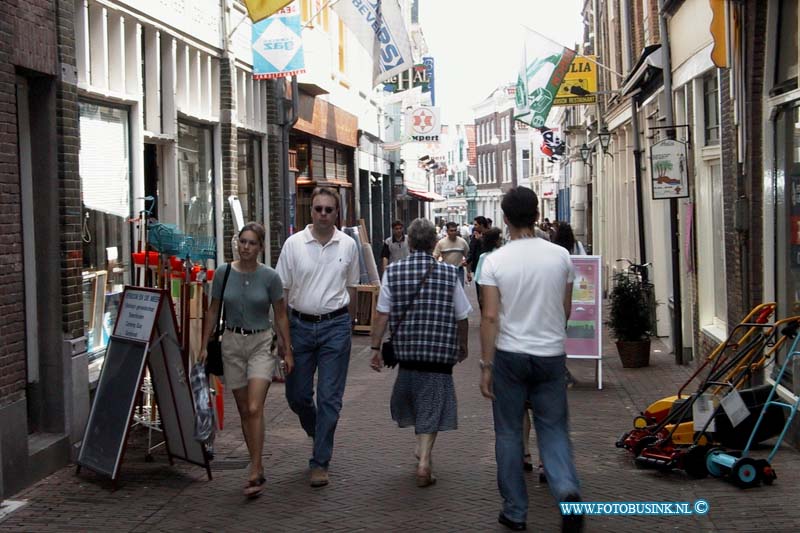 99070321.jpg - DE STEM VAN DORDT :Dordrecht:03-07-1999:vriesestraat dordrecht met winkelend publiekDeze digitale foto blijft eigendom van FOTOPERSBURO BUSINK. Wij hanteren de voorwaarden van het N.V.F. en N.V.J. Gebruik van deze foto impliceert dat u bekend bent  en akkoord gaat met deze voorwaarden bij publicatie.EB/ETIENNE BUSINK