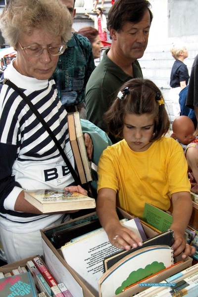 99070402.jpg - DE DORDTENAAR :Dordrecht:04-07-1999:boekenmarkt dordrecht voorstraat e.o. scheefersplein en groenmarktDeze digitale foto blijft eigendom van FOTOPERSBURO BUSINK. Wij hanteren de voorwaarden van het N.V.F. en N.V.J. Gebruik van deze foto impliceert dat u bekend bent  en akkoord gaat met deze voorwaarden bij publicatie.EB/ETIENNE BUSINK