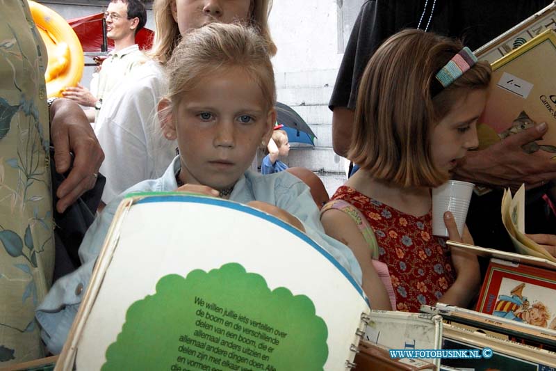 99070404.jpg - DE DORDTENAAR :Dordrecht:04-07-1999:boekenmarkt dordrecht voorstraat e.o. scheefersplein en groenmarktDeze digitale foto blijft eigendom van FOTOPERSBURO BUSINK. Wij hanteren de voorwaarden van het N.V.F. en N.V.J. Gebruik van deze foto impliceert dat u bekend bent  en akkoord gaat met deze voorwaarden bij publicatie.EB/ETIENNE BUSINK