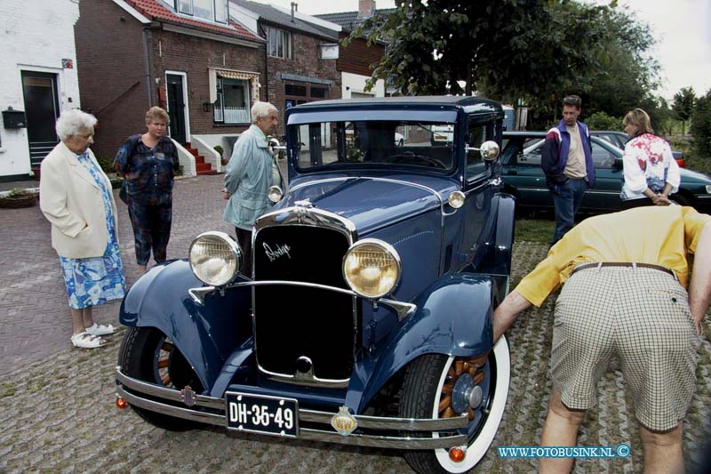 99070409.jpg - DE HIER ZWIJNDRECHT :H.I.Ambacht:04-07-1999:oude auto rit en schow op het havenhoofd bezoeker konden vol op genieten van veel oude en amerikaanse auto'sDeze digitale foto blijft eigendom van FOTOPERSBURO BUSINK. Wij hanteren de voorwaarden van het N.V.F. en N.V.J. Gebruik van deze foto impliceert dat u bekend bent  en akkoord gaat met deze voorwaarden bij publicatie.EB/ETIENNE BUSINK