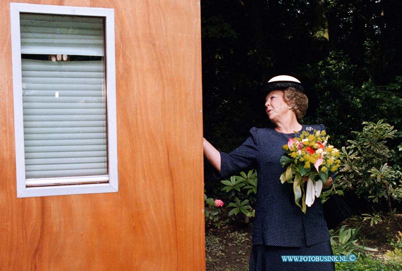 99070602.jpg - LOCOM :zwijndrecht 06-07-1999koningin op bezoek in zwijndrecht bij een opening van een kust expositie en voor maamlig koning en koningin van bulgarije aan wezig beelden park drechtoefers.Deze digitale foto blijft eigendom van FOTOPERSBURO BUSINK. Wij hanteren de voorwaarden van het N.V.F. en N.V.J. Gebruik van deze foto impliceert dat u bekend bent  en akkoord gaat met deze voorwaarden bij publicatie.EB/ETIENNE BUSINK