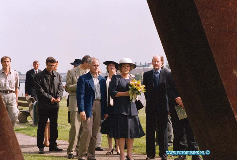 99070603.jpg - LOCOM :zwijndrecht 06-07-1999koningin op bezoek in zwijndrecht bij een opening van een kust expositie en voor maamlig koning en koningin van bulgarije aan wezig beelden park drechtoefers.Deze digitale foto blijft eigendom van FOTOPERSBURO BUSINK. Wij hanteren de voorwaarden van het N.V.F. en N.V.J. Gebruik van deze foto impliceert dat u bekend bent  en akkoord gaat met deze voorwaarden bij publicatie.EB/ETIENNE BUSINK