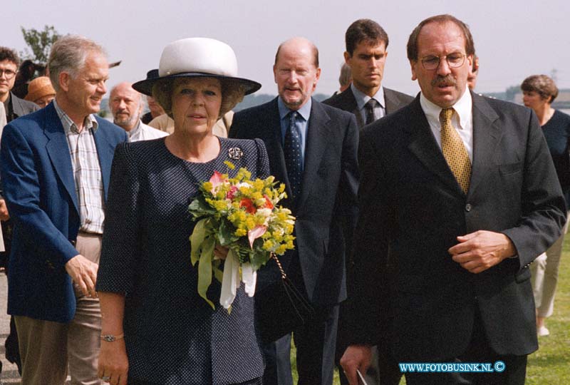 99070604.jpg - LOCOM :zwijndrecht 06-07-1999koningin op bezoek in zwijndrecht bij een opening van een kust expositie en voor maamlig koning en koningin van bulgarije aan wezig beelden park drechtoefers.Deze digitale foto blijft eigendom van FOTOPERSBURO BUSINK. Wij hanteren de voorwaarden van het N.V.F. en N.V.J. Gebruik van deze foto impliceert dat u bekend bent  en akkoord gaat met deze voorwaarden bij publicatie.EB/ETIENNE BUSINK