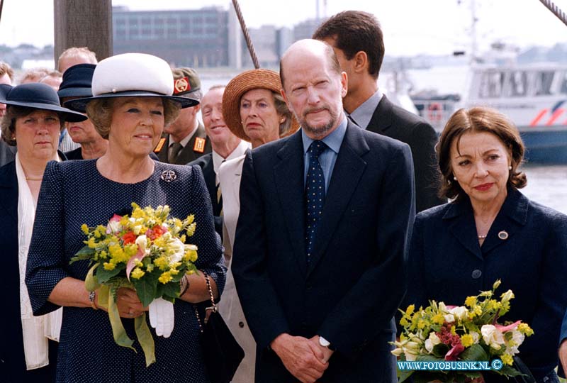 99070605.jpg - LOCOM :zwijndrecht 06-07-1999koningin op bezoek in zwijndrecht bij een opening van een kust expositie en voor maamlig koning en koningin van bulgarije aan wezig beelden park drechtoefers.Deze digitale foto blijft eigendom van FOTOPERSBURO BUSINK. Wij hanteren de voorwaarden van het N.V.F. en N.V.J. Gebruik van deze foto impliceert dat u bekend bent  en akkoord gaat met deze voorwaarden bij publicatie.EB/ETIENNE BUSINK