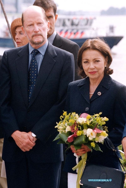 99070607.jpg - LOCOM :zwijndrecht 06-07-1999koningin op bezoek in zwijndrecht bij een opening van een kust expositie en voor maamlig koning en koningin van bulgarije aan wezig beelden park drechtoefers.Deze digitale foto blijft eigendom van FOTOPERSBURO BUSINK. Wij hanteren de voorwaarden van het N.V.F. en N.V.J. Gebruik van deze foto impliceert dat u bekend bent  en akkoord gaat met deze voorwaarden bij publicatie.EB/ETIENNE BUSINK