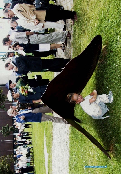 99070608.jpg - LOCOM :zwijndrecht 06-07-1999koningin op bezoek in zwijndrecht bij een opening van een kust expositie en voor maamlig koning en koningin van bulgarije aan wezig beelden park drechtoefers.Deze digitale foto blijft eigendom van FOTOPERSBURO BUSINK. Wij hanteren de voorwaarden van het N.V.F. en N.V.J. Gebruik van deze foto impliceert dat u bekend bent  en akkoord gaat met deze voorwaarden bij publicatie.EB/ETIENNE BUSINK