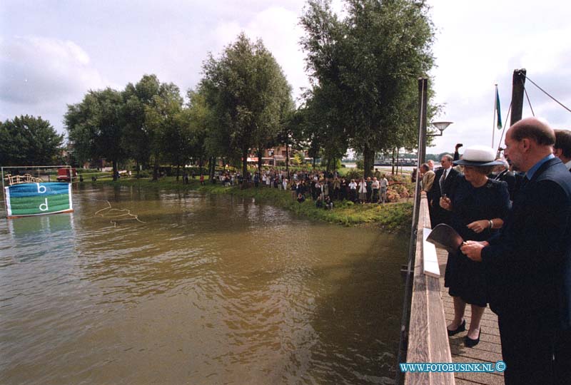 99070611.jpg - LOCOM :zwijndrecht 06-07-1999koningin op bezoek in zwijndrecht bij een opening van een kust expositie en voor maamlig koning en koningin van bulgarije aan wezig beelden park drechtoefers.Deze digitale foto blijft eigendom van FOTOPERSBURO BUSINK. Wij hanteren de voorwaarden van het N.V.F. en N.V.J. Gebruik van deze foto impliceert dat u bekend bent  en akkoord gaat met deze voorwaarden bij publicatie.EB/ETIENNE BUSINK