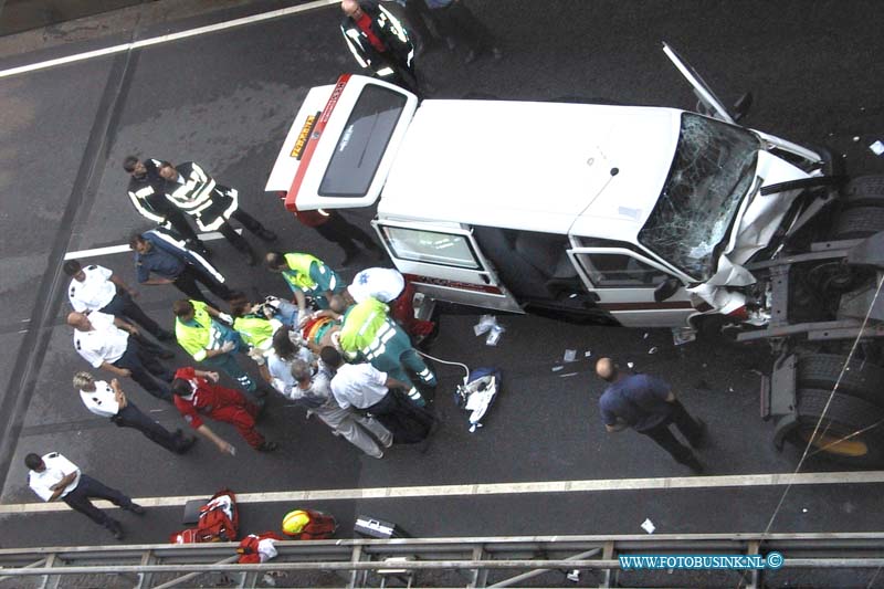 99070704.jpg - DE DORDTENAAR:Dordrecht:07-07-1999:ongeval kiltunnel busje en vrachtwagen de 5 inzittende van het busje raakt gewondt waar van 2 mensen bekneld raakte de tunnel was ongeveer 2 uur gestremt voor het verkeer dat over de langzaambaan (fietspad van de tunnel werdt geleid. de kil tuneel licht tussen dordrecht en s'gravendeelDeze digitale foto blijft eigendom van FOTOPERSBURO BUSINK. Wij hanteren de voorwaarden van het N.V.F. en N.V.J. Gebruik van deze foto impliceert dat u bekend bent  en akkoord gaat met deze voorwaarden bij publicatie.EB/ETIENNE BUSINK