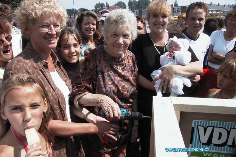 99070712.jpg - DE DORDTENAAR :dordrecht: 07-07-1999dordrecht zeehavenlaan start nieuwbouw door middel van symbolisch muurtjeDeze digitale foto blijft eigendom van FOTOPERSBURO BUSINK. Wij hanteren de voorwaarden van het N.V.F. en N.V.J. Gebruik van deze foto impliceert dat u bekend bent  en akkoord gaat met deze voorwaarden bij publicatie.EB/ETIENNE BUSINK