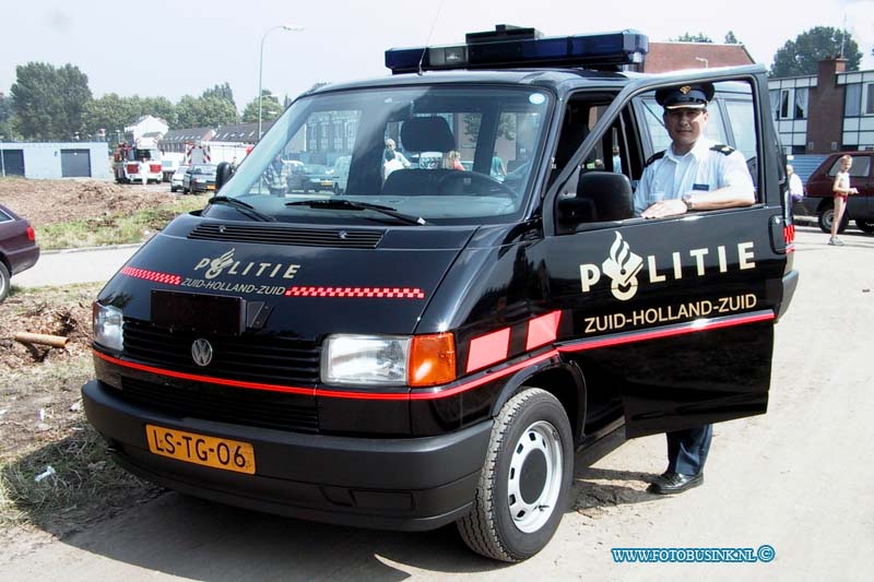 99070717.jpg - POLITIE ZHZ :Dordrecht:07-07-1999:zeehavenlaan dordrecht de laatse zwarte poltiebus van poltie zhz wordt omgebouwt tot info bus voor aktiviteiten van de poltie zhzDeze digitale foto blijft eigendom van FOTOPERSBURO BUSINK. Wij hanteren de voorwaarden van het N.V.F. en N.V.J. Gebruik van deze foto impliceert dat u bekend bent  en akkoord gaat met deze voorwaarden bij publicatie.EB/ETIENNE BUSINK