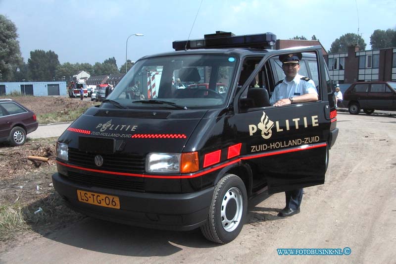 99070718.jpg - POLITIE ZHZ :Dordrecht:07-07-1999:zeehavenlaan dordrecht de laatse zwarte poltiebus van poltie zhz wordt omgebouwt tot info bus voor aktiviteiten van de poltie zhzDeze digitale foto blijft eigendom van FOTOPERSBURO BUSINK. Wij hanteren de voorwaarden van het N.V.F. en N.V.J. Gebruik van deze foto impliceert dat u bekend bent  en akkoord gaat met deze voorwaarden bij publicatie.EB/ETIENNE BUSINK