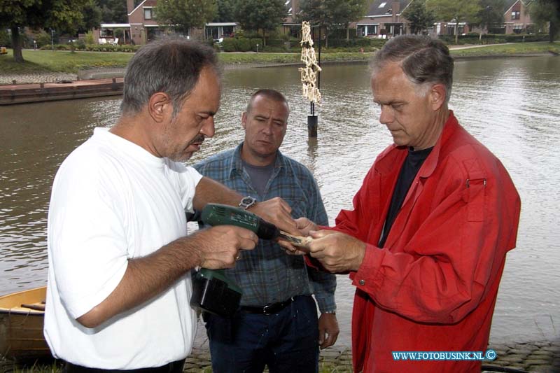 99070805.jpg - WFA :Zwijndrecht:08-07-1999:de bulgaarse kunstenaar epareer het kunstwerrk dat gisteren avond vernield werdt door jeugt en eergisteren officeel geopend werdt door hm de koningin beatrix en de koning en koningin van bulgareije simeon 2 in het beelden park drechtoeffers.Deze digitale foto blijft eigendom van FOTOPERSBURO BUSINK. Wij hanteren de voorwaarden van het N.V.F. en N.V.J. Gebruik van deze foto impliceert dat u bekend bent  en akkoord gaat met deze voorwaarden bij publicatie.EB/ETIENNE BUSINK