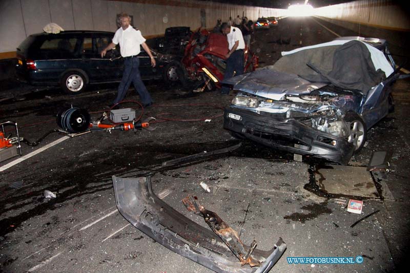 99070813.jpg - rd :Barendrecht:08-07-1999:ongeval rw a29 in de heinenoord tunnel aanrijding diverse auto's (4) 1 odede 1 bekneling 3 zwaar gewonden de tunnel was door de aanrijdsing geheel gestrem diverse brqndweer mensne hadden de groste moeite om de slachtoffers te bevrijden 6 amblance en treama team en de helikopter waren nodig om de slacht offers af te voerenDeze digitale foto blijft eigendom van FOTOPERSBURO BUSINK. Wij hanteren de voorwaarden van het N.V.F. en N.V.J. Gebruik van deze foto impliceert dat u bekend bent  en akkoord gaat met deze voorwaarden bij publicatie.EB/ETIENNE BUSINK