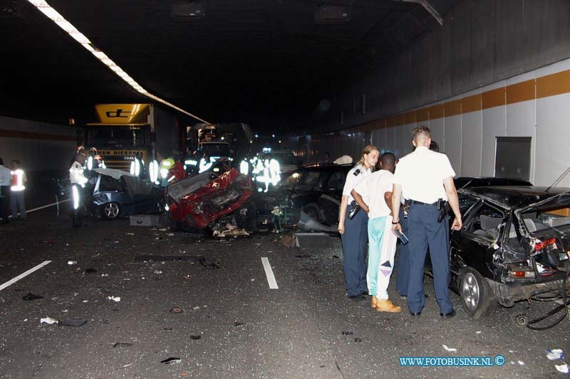 99070816.jpg - rd :Barendrecht:08-07-1999:ongeval rw a29 in de heinenoord tunnel aanrijding diverse auto's (4) 1 odede 1 bekneling 3 zwaar gewonden de tunnel was door de aanrijdsing geheel gestrem diverse brqndweer mensne hadden de groste moeite om de slachtoffers te bevrijden 6 amblance en treama team en de helikopter waren nodig om de slacht offers af te voerenDeze digitale foto blijft eigendom van FOTOPERSBURO BUSINK. Wij hanteren de voorwaarden van het N.V.F. en N.V.J. Gebruik van deze foto impliceert dat u bekend bent  en akkoord gaat met deze voorwaarden bij publicatie.EB/ETIENNE BUSINK