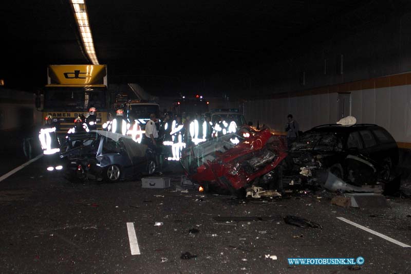 99070820.jpg - dd :Barendrecht:08-07-1999:ongeval rw a29 in de heinenoord tunnel aanrijding diverse auto's (4) 1 odede 1 bekneling 3 zwaar gewonden de tunnel was door de aanrijdsing geheel gestrem diverse brqndweer mensne hadden de groste moeite om de slachtoffers te bevrijden 6 amblance en treama team en de helikopter waren nodig om de slacht offers af te voerenDeze digitale foto blijft eigendom van FOTOPERSBURO BUSINK. Wij hanteren de voorwaarden van het N.V.F. en N.V.J. Gebruik van deze foto impliceert dat u bekend bent  en akkoord gaat met deze voorwaarden bij publicatie.EB/ETIENNE BUSINK