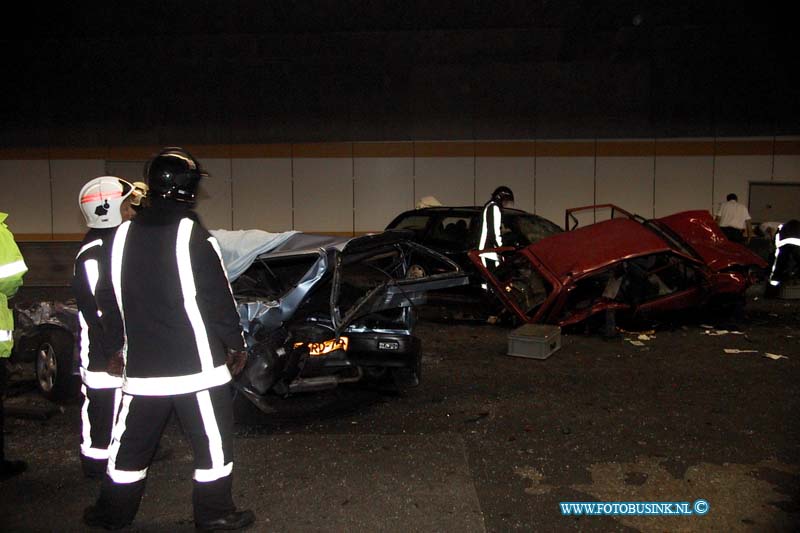 99070821.jpg - dd :Barendrecht:08-07-1999:ongeval rw a29 in de heinenoord tunnel aanrijding diverse auto's (4) 1 odede 1 bekneling 3 zwaar gewonden de tunnel was door de aanrijdsing geheel gestrem diverse brqndweer mensne hadden de groste moeite om de slachtoffers te bevrijden 6 amblance en treama team en de helikopter waren nodig om de slacht offers af te voerenDeze digitale foto blijft eigendom van FOTOPERSBURO BUSINK. Wij hanteren de voorwaarden van het N.V.F. en N.V.J. Gebruik van deze foto impliceert dat u bekend bent  en akkoord gaat met deze voorwaarden bij publicatie.EB/ETIENNE BUSINK