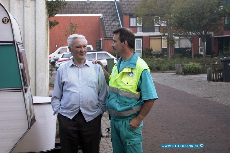 99070902.jpg - HET ROTTERDAMS DAGBLAD :Dordrecht:09-07-1999:bij een felle brand aan de goudenstein in dordrecht zijn van morgen 15 woningen ontruimt de brandweer trof 4 branden auto's aan onder de flat de auto's stonden in een carpoort die aan de flat vast zit de schade was groot 4 mensen zijn met rook verschijnselen af gevoert naar een ziekenhuis.Deze digitale foto blijft eigendom van FOTOPERSBURO BUSINK. Wij hanteren de voorwaarden van het N.V.F. en N.V.J. Gebruik van deze foto impliceert dat u bekend bent  en akkoord gaat met deze voorwaarden bij publicatie.EB/ETIENNE BUSINK