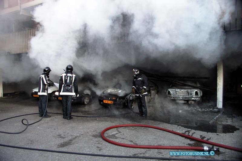 99070903.jpg - HET ROTTERDAMS DAGBLAD :Dordrecht:09-07-1999:bij een felle brand aan de goudenstein in dordrecht zijn van morgen 15 woningen ontruimt de brandweer trof 4 branden auto's aan onder de flat de auto's stonden in een carpoort die aan de flat vast zit de schade was groot 4 mensen zijn met rook verschijnselen af gevoert naar een ziekenhuis.Deze digitale foto blijft eigendom van FOTOPERSBURO BUSINK. Wij hanteren de voorwaarden van het N.V.F. en N.V.J. Gebruik van deze foto impliceert dat u bekend bent  en akkoord gaat met deze voorwaarden bij publicatie.EB/ETIENNE BUSINK