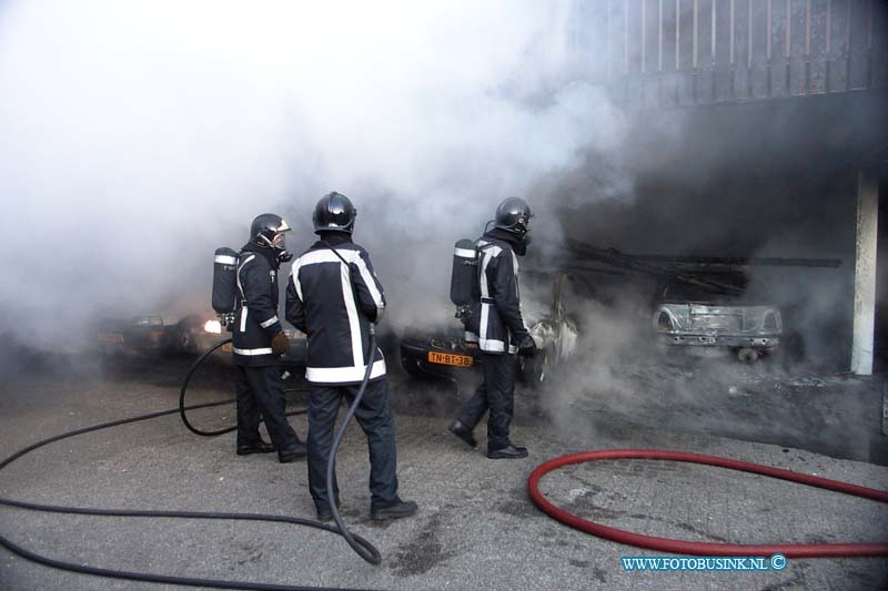 99070904.jpg - DE STEM VAN DORDT :Dordrecht:09-07-1999:bij een felle brand aan de goudenstein in dordrecht zijn van morgen 15 woningen ontruimt de brandweer trof 4 branden auto's aan onder de flat de auto's stonden in een carpoort die aan de flat vast zit de schade was groot 4 mensen zijn met rook verschijnselen af gevoert naar een ziekenhuis.Deze digitale foto blijft eigendom van FOTOPERSBURO BUSINK. Wij hanteren de voorwaarden van het N.V.F. en N.V.J. Gebruik van deze foto impliceert dat u bekend bent  en akkoord gaat met deze voorwaarden bij publicatie.EB/ETIENNE BUSINK