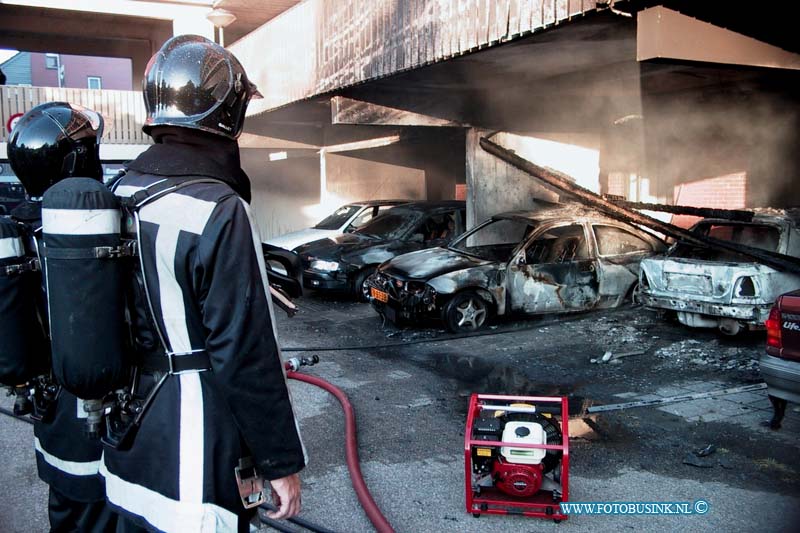 99070905.jpg - DE DORDTENAAR :Dordrecht:09-07-1999:bij een felle brand aan de goudenstein in dordrecht zijn van morgen 15 woningen ontruimt de brandweer trof 4 branden auto's aan onder de flat de auto's stonden in een carpoort die aan de flat vast zit de schade was groot 4 mensen zijn met rook verschijnselen af gevoert naar een ziekenhuis.Deze digitale foto blijft eigendom van FOTOPERSBURO BUSINK. Wij hanteren de voorwaarden van het N.V.F. en N.V.J. Gebruik van deze foto impliceert dat u bekend bent  en akkoord gaat met deze voorwaarden bij publicatie.EB/ETIENNE BUSINK