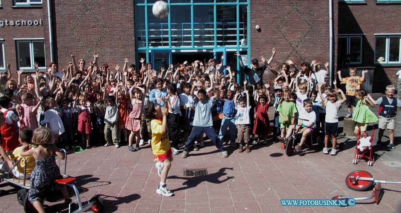 99070906.jpg - DE DORDTENAAR :Dordrecht:09-07-1999:de vakantie is beggonnen de leerlingen van de weizigt school in de willem frisostraat gaan juigend naar huis .Deze digitale foto blijft eigendom van FOTOPERSBURO BUSINK. Wij hanteren de voorwaarden van het N.V.F. en N.V.J. Gebruik van deze foto impliceert dat u bekend bent  en akkoord gaat met deze voorwaarden bij publicatie.EB/ETIENNE BUSINK