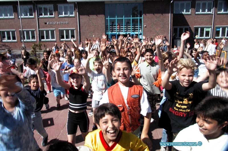 99070907.jpg - DE DORDTENAAR :Dordrecht:09-07-1999:de vakantie is beggonnen de leerlingen van de weizigt school in de willem frisostraat gaan juigend naar huis .Deze digitale foto blijft eigendom van FOTOPERSBURO BUSINK. Wij hanteren de voorwaarden van het N.V.F. en N.V.J. Gebruik van deze foto impliceert dat u bekend bent  en akkoord gaat met deze voorwaarden bij publicatie.EB/ETIENNE BUSINK