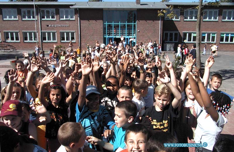 99070908.jpg - DE DORDTENAAR :Dordrecht:09-07-1999:de vakantie is beggonnen de leerlingen van de weizigt school in de willem frisostraat gaan juigend naar huis .Deze digitale foto blijft eigendom van FOTOPERSBURO BUSINK. Wij hanteren de voorwaarden van het N.V.F. en N.V.J. Gebruik van deze foto impliceert dat u bekend bent  en akkoord gaat met deze voorwaarden bij publicatie.EB/ETIENNE BUSINK
