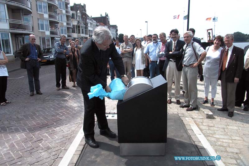 99070909.jpg - DE DORDTENAAR :Dordrecht:09-07-1999:wedhouder veldhuizen geeft start sein voor ondergrondsevuilconteners projekt op de merwedekade DordrechtDeze digitale foto blijft eigendom van FOTOPERSBURO BUSINK. Wij hanteren de voorwaarden van het N.V.F. en N.V.J. Gebruik van deze foto impliceert dat u bekend bent  en akkoord gaat met deze voorwaarden bij publicatie.EB/ETIENNE BUSINK