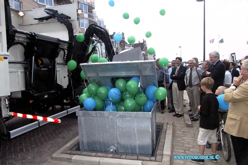 99070910.jpg - DE DORDTENAAR :Dordrecht:09-07-1999:wedhouder veldhuizen geeft start sein voor ondergrondsevuilconteners projekt op de merwedekade DordrechtDeze digitale foto blijft eigendom van FOTOPERSBURO BUSINK. Wij hanteren de voorwaarden van het N.V.F. en N.V.J. Gebruik van deze foto impliceert dat u bekend bent  en akkoord gaat met deze voorwaarden bij publicatie.EB/ETIENNE BUSINK