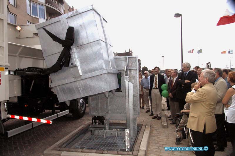 99070911.jpg - DE STEM VAN DORDT:Dordrecht:09-07-1999:wedhouder veldhuizen geeft start sein voor ondergrondsevuilconteners projekt op de merwedekade DordrechtDeze digitale foto blijft eigendom van FOTOPERSBURO BUSINK. Wij hanteren de voorwaarden van het N.V.F. en N.V.J. Gebruik van deze foto impliceert dat u bekend bent  en akkoord gaat met deze voorwaarden bij publicatie.EB/ETIENNE BUSINK