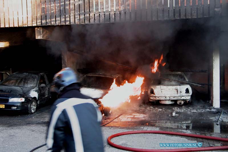 99070961.jpg - DE STEM VAN DORDT :Dordrecht:09-07-1999:bij een felle brand aan de goudenstein in dordrecht zijn van morgen 15 woningen ontruimt de brandweer trof 4 branden auto's aan onder de flat de auto's stonden in een carpoort die aan de flat vast zit de schade was groot 4 mensen zijn met rook verschijnselen af gevoert naar een ziekenhuis.Deze digitale foto blijft eigendom van FOTOPERSBURO BUSINK. Wij hanteren de voorwaarden van het N.V.F. en N.V.J. Gebruik van deze foto impliceert dat u bekend bent  en akkoord gaat met deze voorwaarden bij publicatie.EB/ETIENNE BUSINK