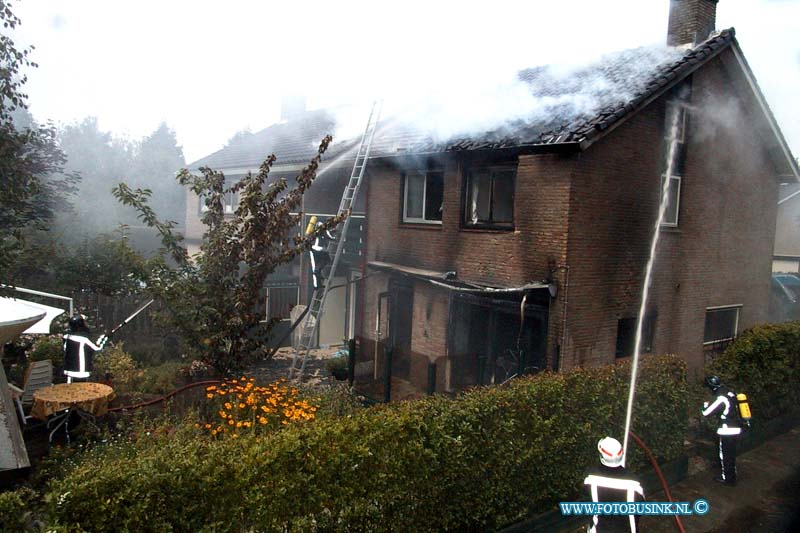 99071201.jpg - HET ROTTERDAMS DAGBLAD :dordrecht : 12-07-1999grote brand woning brand weer rukte uit met groot materiaal om de brand te blussen en zat daarna even in de zon bij tekomenDeze digitale foto blijft eigendom van FOTOPERSBURO BUSINK. Wij hanteren de voorwaarden van het N.V.F. en N.V.J. Gebruik van deze foto impliceert dat u bekend bent  en akkoord gaat met deze voorwaarden bij publicatie.EB/ETIENNE BUSINK