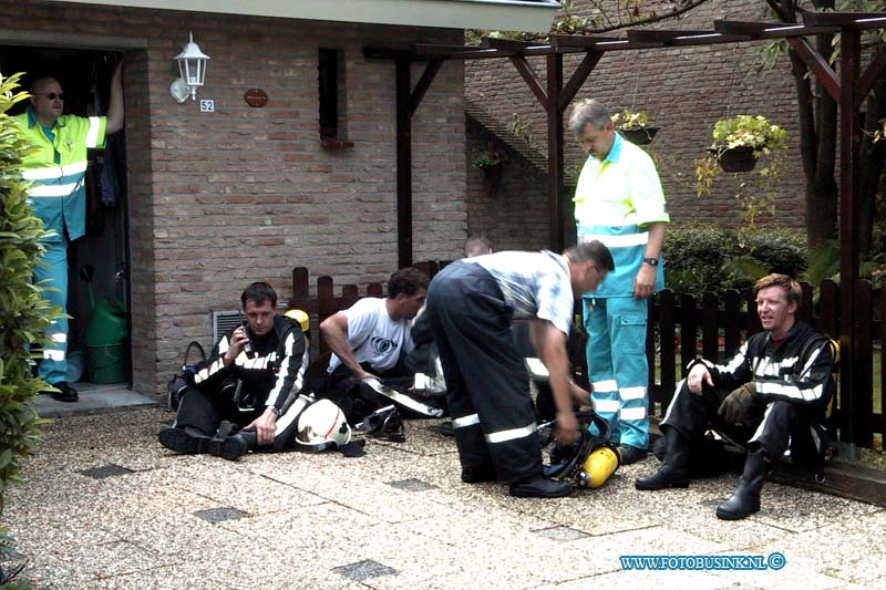 99071202.jpg - HET ROTTERDAMS DAGBLAD :dordrecht : 12-07-1999grote brand woning brand weer rukte uit met groot materiaal om de brand te blussen en zat daarna even in de zon bij tekomenDeze digitale foto blijft eigendom van FOTOPERSBURO BUSINK. Wij hanteren de voorwaarden van het N.V.F. en N.V.J. Gebruik van deze foto impliceert dat u bekend bent  en akkoord gaat met deze voorwaarden bij publicatie.EB/ETIENNE BUSINK