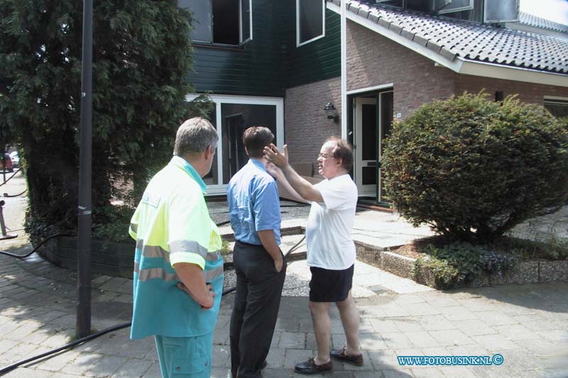 99071203.jpg - HET ROTTERDAMS DAGBLAD :dordrecht : 12-07-1999grote brand woning brand weer rukte uit met groot materiaal om de brand te blussen en zat daarna even in de zon bij tekomenDeze digitale foto blijft eigendom van FOTOPERSBURO BUSINK. Wij hanteren de voorwaarden van het N.V.F. en N.V.J. Gebruik van deze foto impliceert dat u bekend bent  en akkoord gaat met deze voorwaarden bij publicatie.EB/ETIENNE BUSINK