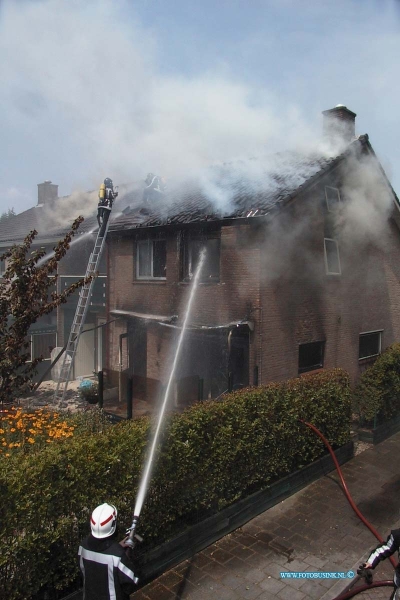 99071204.jpg - DE DORDTENAAR :dordrecht : 12-07-1999brand in woonhuis brandweer rukte uit met groot materiaal om de brand te blussen en zat na dat de brand geblust was in de zon een beetje bij tekomen Deze digitale foto blijft eigendom van FOTOPERSBURO BUSINK. Wij hanteren de voorwaarden van het N.V.F. en N.V.J. Gebruik van deze foto impliceert dat u bekend bent  en akkoord gaat met deze voorwaarden bij publicatie.EB/ETIENNE BUSINK