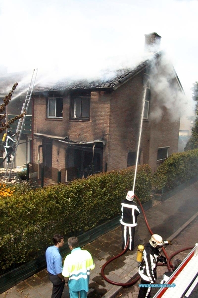 99071206.jpg - DE DORDTENAAR :dordrecht : 12-07-1999brand in woonhuis brandweer rukte uit met groot materiaal om de brand te blussen en zat na dat de brand geblust was in de zon een beetje bij tekomen Deze digitale foto blijft eigendom van FOTOPERSBURO BUSINK. Wij hanteren de voorwaarden van het N.V.F. en N.V.J. Gebruik van deze foto impliceert dat u bekend bent  en akkoord gaat met deze voorwaarden bij publicatie.EB/ETIENNE BUSINK