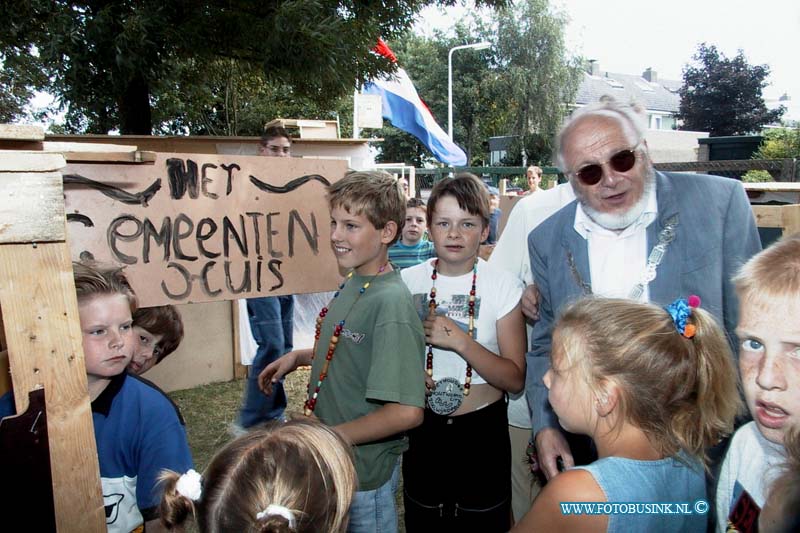 99071304.jpg - DE STEM VAN DORDT :zwijdrecht: 13-07-1999burgemeester brengt een bezoek aan bouwstad op grasveld welhorst waar hij een kijkje neemt in het gemmente stadshuisDeze digitale foto blijft eigendom van FOTOPERSBURO BUSINK. Wij hanteren de voorwaarden van het N.V.F. en N.V.J. Gebruik van deze foto impliceert dat u bekend bent  en akkoord gaat met deze voorwaarden bij publicatie.EB/ETIENNE BUSINK