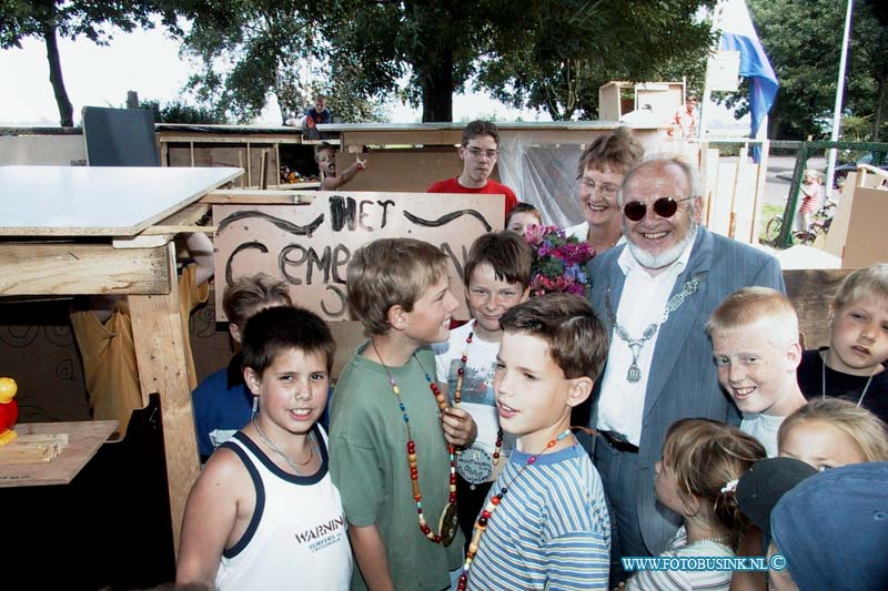 99071306.jpg - DE STEM VAN DORDT :zwijdrecht: 13-07-1999burgemeester brengt een bezoek aan bouwstad op grasveld welhorst waar hij een kijkje neemt in het gemmente stadshuisDeze digitale foto blijft eigendom van FOTOPERSBURO BUSINK. Wij hanteren de voorwaarden van het N.V.F. en N.V.J. Gebruik van deze foto impliceert dat u bekend bent  en akkoord gaat met deze voorwaarden bij publicatie.EB/ETIENNE BUSINK