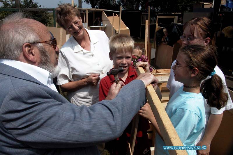 99071307.jpg - DE dordtenaar :zwijdrecht: 13-07-1999burgemeester brengt een bezoek aan bouwstad op grasveld welhorst waar hij een kijkje neemt in het gemmente stadshuisDeze digitale foto blijft eigendom van FOTOPERSBURO BUSINK. Wij hanteren de voorwaarden van het N.V.F. en N.V.J. Gebruik van deze foto impliceert dat u bekend bent  en akkoord gaat met deze voorwaarden bij publicatie.EB/ETIENNE BUSINK