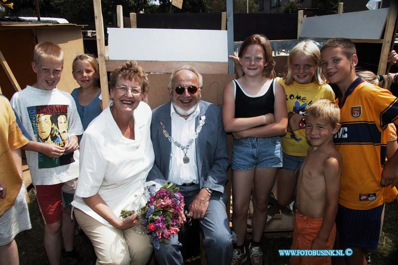 99071310.jpg - DE dordtenaar :zwijdrecht: 13-07-1999burgemeester brengt een bezoek aan bouwstad op grasveld welhorst waar hij een kijkje neemt in het gemmente stadshuisDeze digitale foto blijft eigendom van FOTOPERSBURO BUSINK. Wij hanteren de voorwaarden van het N.V.F. en N.V.J. Gebruik van deze foto impliceert dat u bekend bent  en akkoord gaat met deze voorwaarden bij publicatie.EB/ETIENNE BUSINK