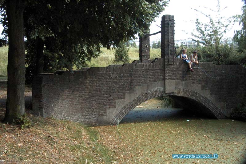 99071317.jpg - DE DORDTENAAR :wijndrecht:13-07-1999:brugtje bij de meerdvoorstraat wordt zeer binnenkort gerestaureed door wooningburo gecombineerd wonen te zwijndrecht ivm 10 jarige bestaan en band met de wijk.Deze digitale foto blijft eigendom van FOTOPERSBURO BUSINK. Wij hanteren de voorwaarden van het N.V.F. en N.V.J. Gebruik van deze foto impliceert dat u bekend bent  en akkoord gaat met deze voorwaarden bij publicatie.EB/ETIENNE BUSINK